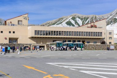 Toyama, Japonya - 17 Mayıs 2016: Murodo istasyonu. Tateyama, Toyama, Japan troleybüs qurğu murodo kanalıdır.