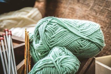 örgü ve tığ işi (kroşe kanca, iplik, yün, iğne için donatım)