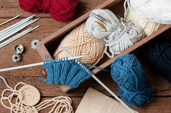 equipment for knitting and crochet (crochet hook, yarn, wool, needle)