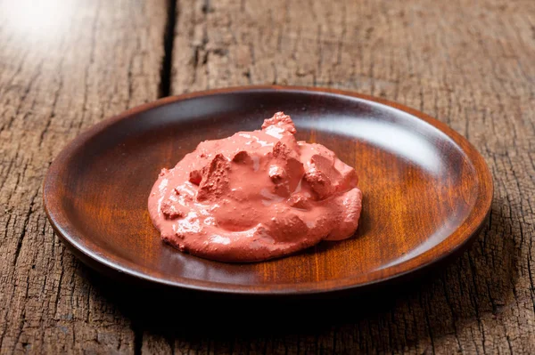 赤ライム ペーストまたは赤色の石灰岩のり 赤ライム ペーストは食品グレード石灰粉に混ぜてウコンとタイ料理で使用されているオーフェンです — ストック写真