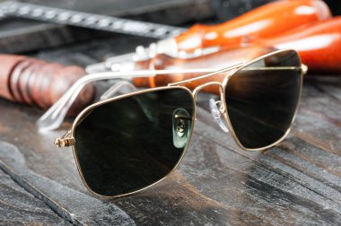 erkek aksesuarları, closeup güneş gözlüğü ile altın çerçeve. 