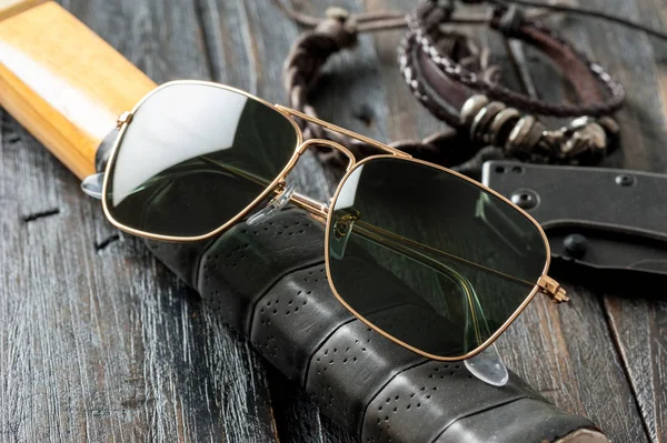 Accesorios Para Hombres Gafas Sol Primer Plano Con Montura Dorada — Foto de Stock