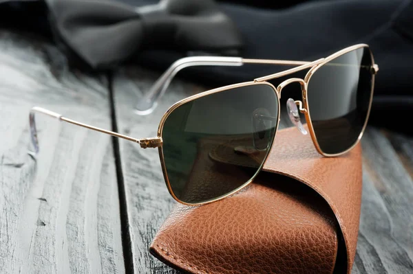 Männer Accessoires Nahaufnahme Sonnenbrille Mit Goldenem Rahmen — Stockfoto