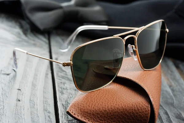 Accesorios Para Hombres Gafas Sol Primer Plano Con Montura Dorada — Foto de Stock