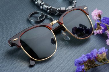 aksesuarlar, closeup güneş gözlüğü ile altın çerçeve. 