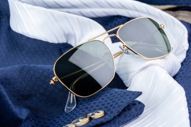 aksesuarlar, closeup güneş gözlüğü ile lacivert takım elbise üzerinde altın çerçeve