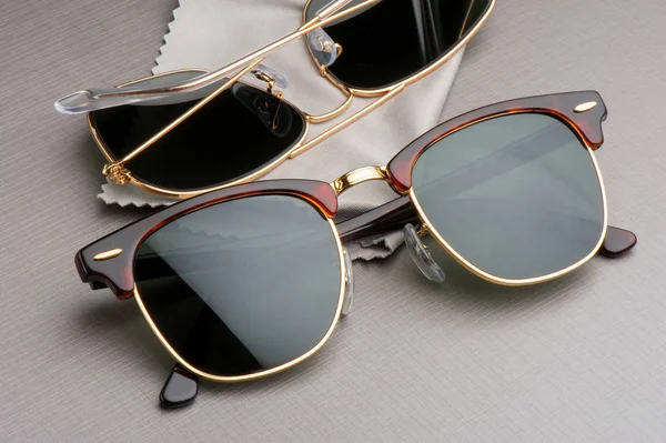 Accessoires Nahaufnahme Sonnenbrille Mit Goldenem Rahmen — Stockfoto