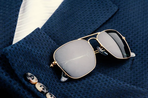 Accessoires Close Zonnebril Met Gouden Frame Marine Blauwe Pak — Stockfoto
