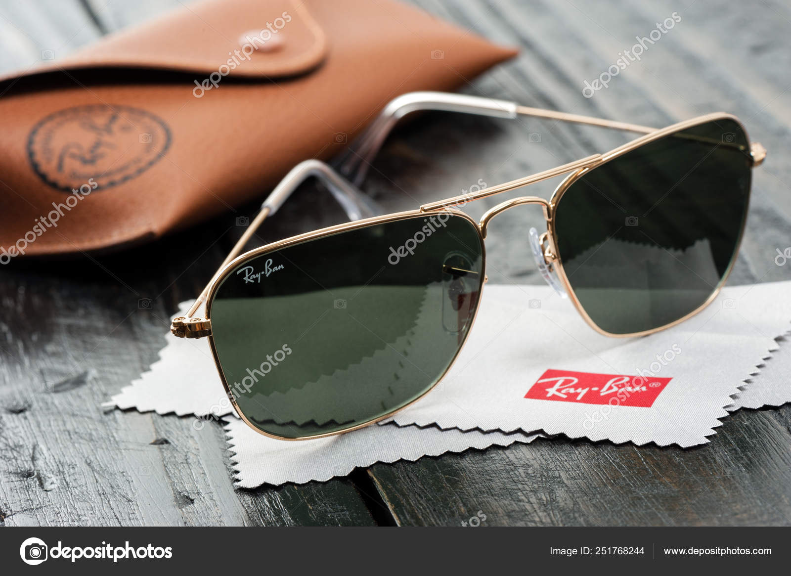 Panter maximaliseren jeans Sunglasses – Stock Editorial Photo © norgallery #251768244