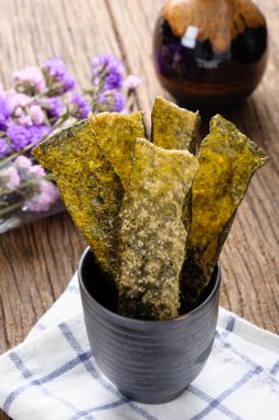 Derin kızarmış deniz yosunu