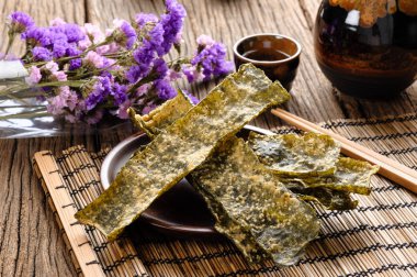 Derin kızarmış deniz yosunu