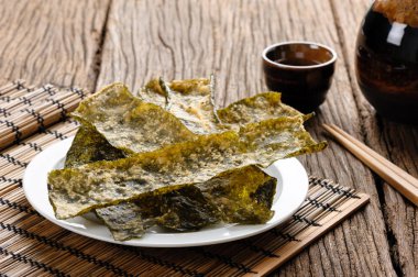 Derin kızarmış deniz yosunu