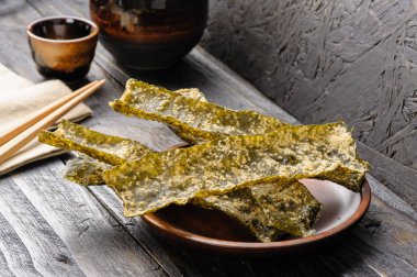 Derin kızarmış deniz yosunu