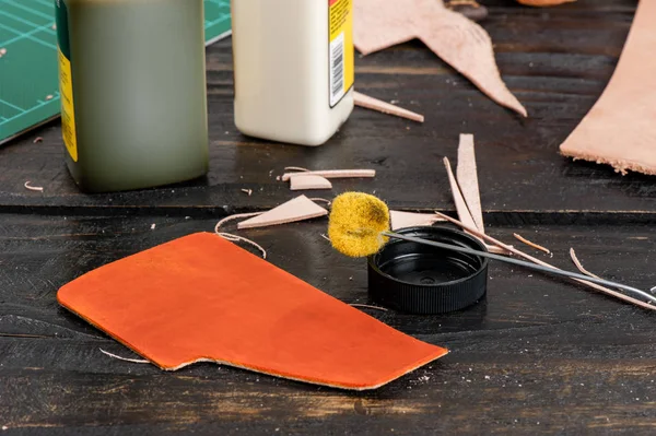 Dyeing the leather — Stock Photo, Image