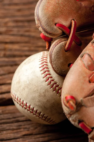 Honkbal op houten bureau — Stockfoto