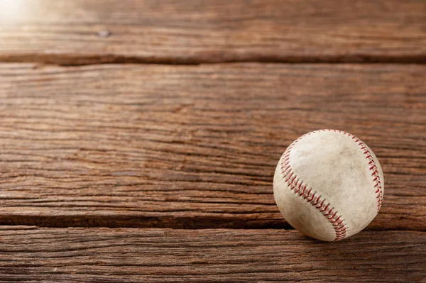 Honkbal op houten bureau — Stockfoto