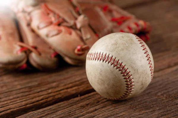 Honkbal op houten bureau — Stockfoto