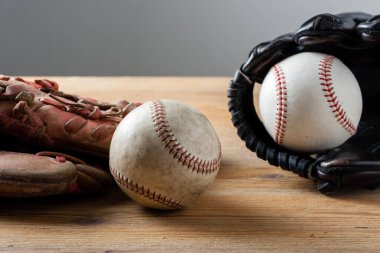 Tahtadaki beyzbol eldivenleri ve beysbol topları, spor konsepti