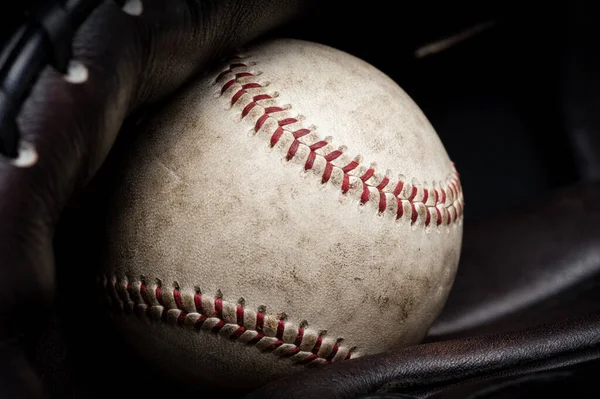 Zbliżenie Szczegóły Starej Baseballu Dłoni Ciemnobrązowej Rękawicy Baseballowej — Zdjęcie stockowe