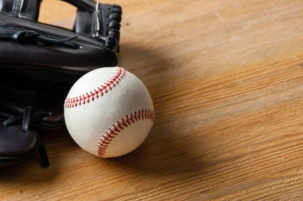 Chocolade Bruine Honkbalhandschoen Met Honkbal Houten Plank — Stockfoto