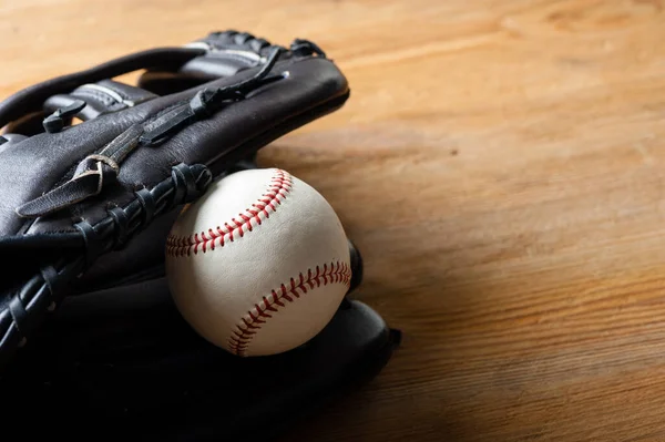 Guanto Baseball Marrone Cioccolato Con Baseball Tavola Legno — Foto Stock