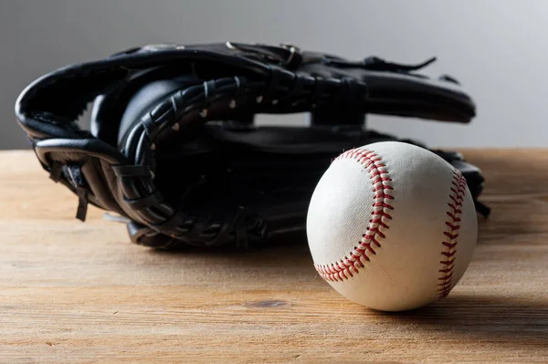 Czekoladowe Piłki Baseballowe Rękawicą Baseballową Tle Desce Drewnianej Koncepcja Sportowa — Zdjęcie stockowe