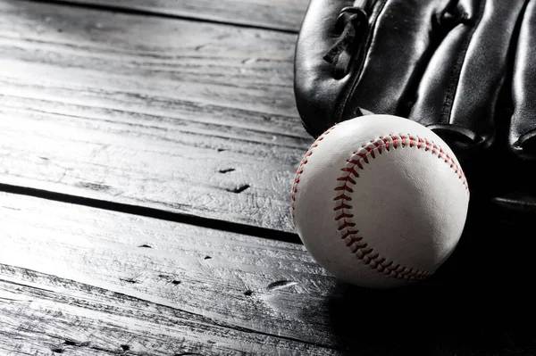 Közelről Baseball Kesztyű Baseball Fórumon Sötét Téma Sport Koncepció — Stock Fotó