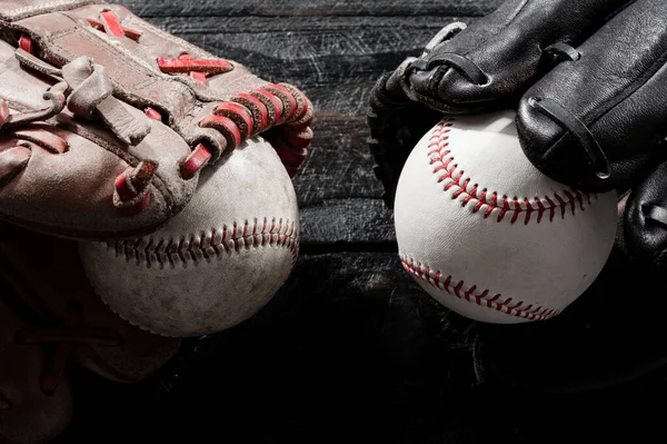 Primo Piano Guanto Baseball Baseball Tavola Legno Tema Scuro Concetto — Foto Stock