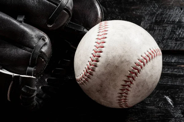 Közelről Baseball Kesztyű Baseball Fórumon Sötét Téma Sport Koncepció — Stock Fotó