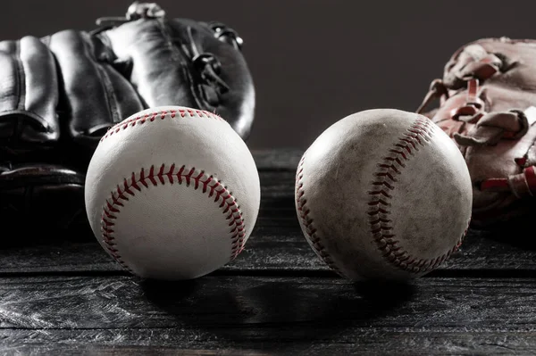 Primo Piano Guanto Baseball Baseball Tavola Legno Tema Scuro Concetto — Foto Stock