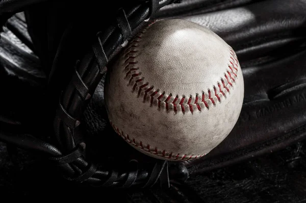 Zbliżenie Rękawica Baseballowa Baseball Desce Drewnianej Ciemny Motyw Koncepcja Sportowa — Zdjęcie stockowe