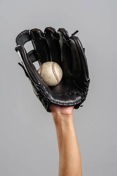 Vangen Honkbal Met Lederen Honkbal Handschoen Grijze Achtergrond — Stockfoto