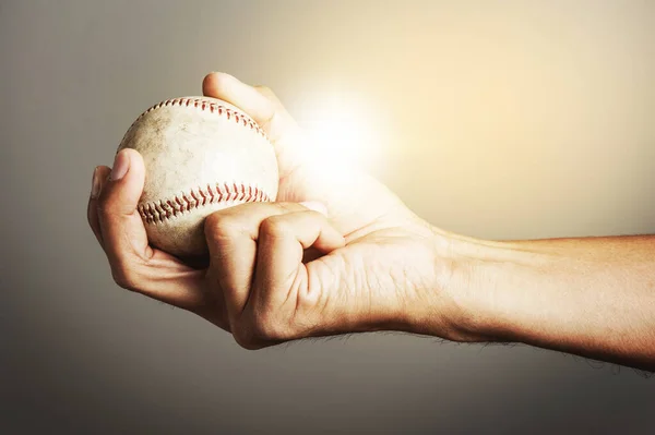 Közelről Baseball Ember Kezében Elszigetelt Háttérben — Stock Fotó