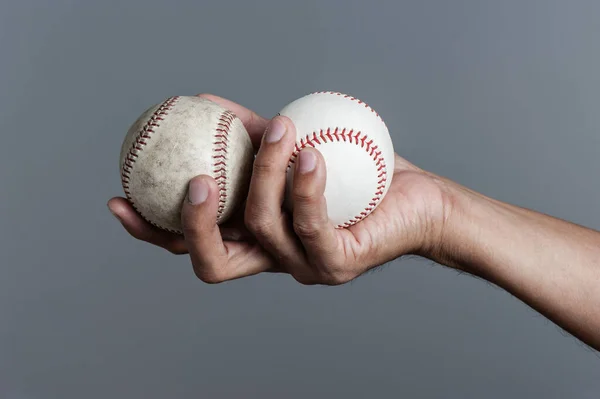 Beyzbol Topu Adamın Elinde Arka Planda Izole Edilmiş — Stok fotoğraf