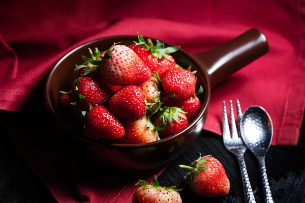 Essen Von Frischen Roten Erdbeeren Studio Shot Erdbeeren Geringe Schärfentiefe — Stockfoto
