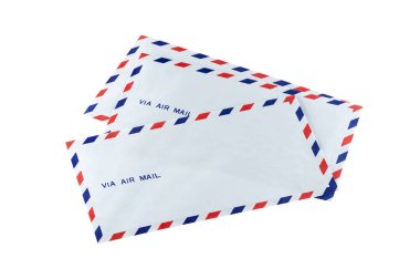 Beyaz arkaplan üzerinde izole edilmiş yeni hava posta zarfı