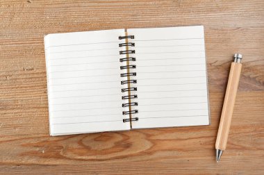Boş defter arkaplanı olan ahşap masaüstü, yazı kavramı