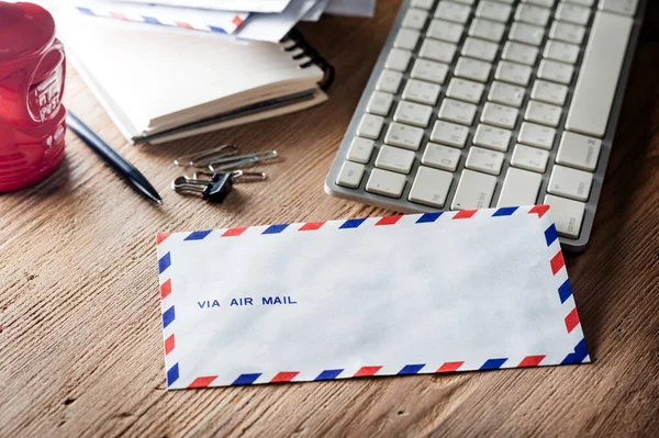 Luchtpost Enveloppe Houten Tafel — Stockfoto