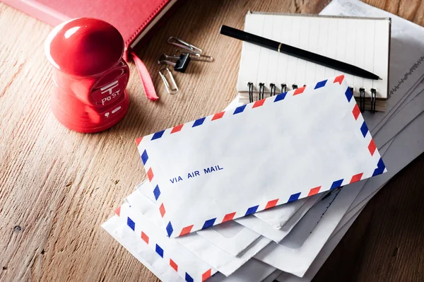 Luchtpost Enveloppe Houten Tafel — Stockfoto