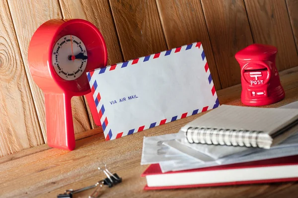 Luchtpost Enveloppe Houten Tafel — Stockfoto