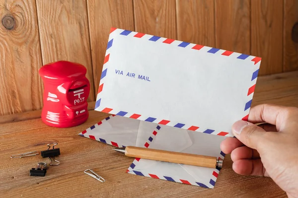 Envelope Correio Aéreo Mesa Madeira — Fotografia de Stock