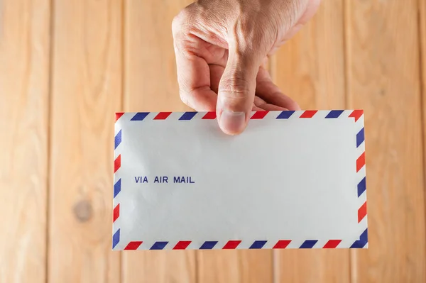Envelope Correio Aéreo Mão Sobre Fundo Madeira — Fotografia de Stock