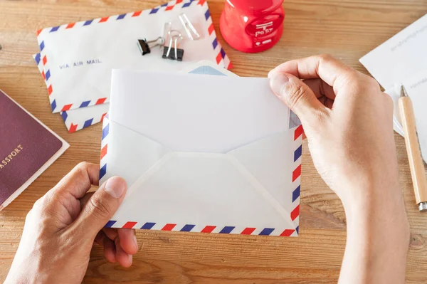 Fechar Mão Homem Abrindo Envelope Sobre Desktop — Fotografia de Stock