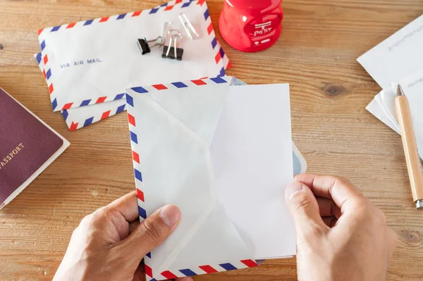 Fechar Mão Homem Abrindo Envelope Sobre Desktop — Fotografia de Stock