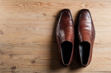 Erkekler için kahverengi deri ayakkabılar, tahta arka planda lüks deri ayakkabılar.