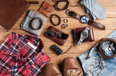 Eski ahşap arka planda erkek aksesuarları.