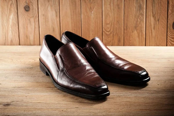 Braune Lederschuhe Für Männer Luxuslederschuhe Auf Holzgrund — Stockfoto