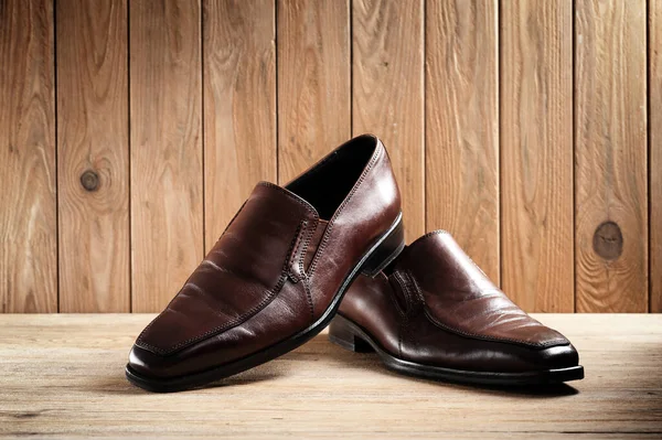 Erkekler Için Kahverengi Deri Ayakkabılar Tahta Arka Planda Lüks Deri — Stok fotoğraf