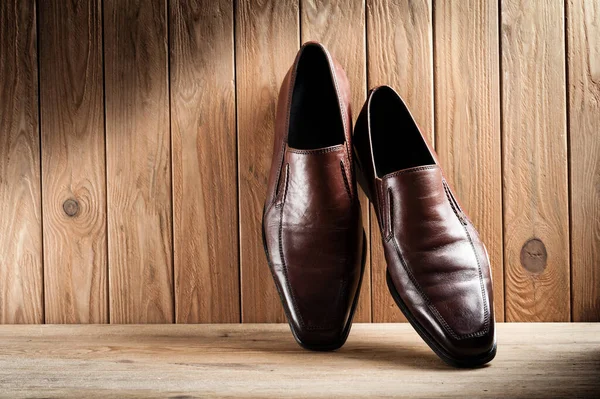Erkekler Için Kahverengi Deri Ayakkabılar Tahta Arka Planda Lüks Deri — Stok fotoğraf