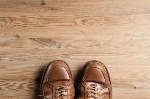 木制背景的旧旧棕色皮鞋 — 图库照片